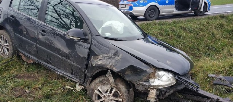Samochód w rowie na DW 577 