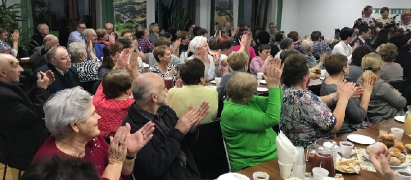 Tłumy na "Spotkaniu przy pączku" w Rybnie - wójt Damian Jaworski dziękuje za udział