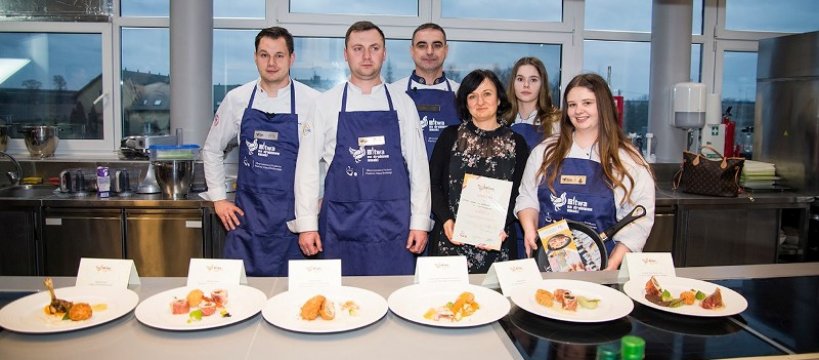 II miejsce w konkursie kulinarnym "Bitwa na drobiowe smaki" uczennic z Iwaszkiewicza