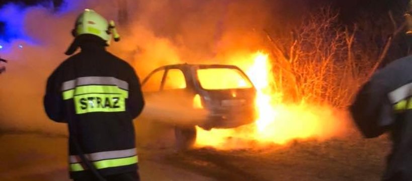 Wjechał w płot - auto spłonęło doszczętnie