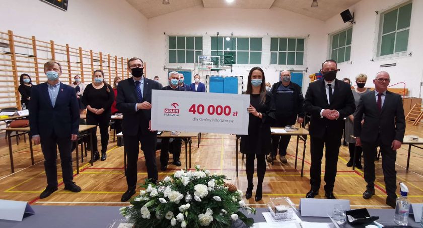 Młodzieszyn. Przekazano czeki na realizację ważnych inwestycji
