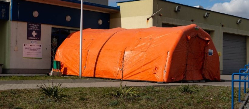 Namiot przed szpitalem - dodatkowa ochrona dla pacjentów 
