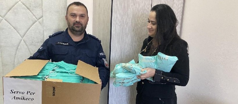 Policjanci przekazali sochaczewskiemu szpitalowi pół tysiąca maseczek 