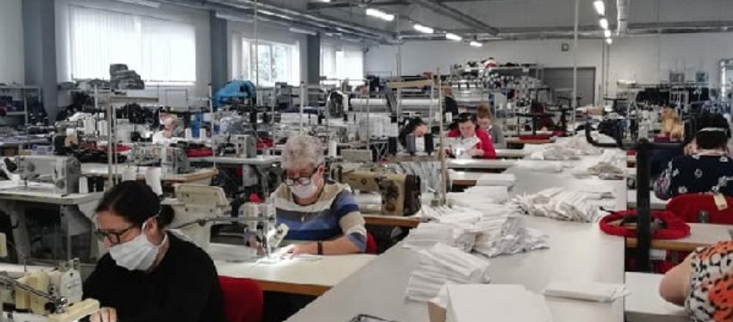 Zakład Aljeka na Gwardyjskiej szyje maseczki dla szpitala w Sochaczewie 