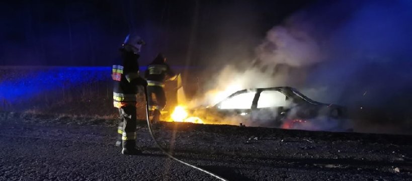 Auto porzucone przy torach kolejowych spłonęło doszczętnie 