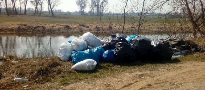 Kolejne dzikie wysypisko śmieci nad Bzurą