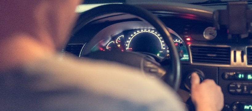 Kierowca miał 4,1 promila - ściął zakręt, nie zmieścił się w bramę 