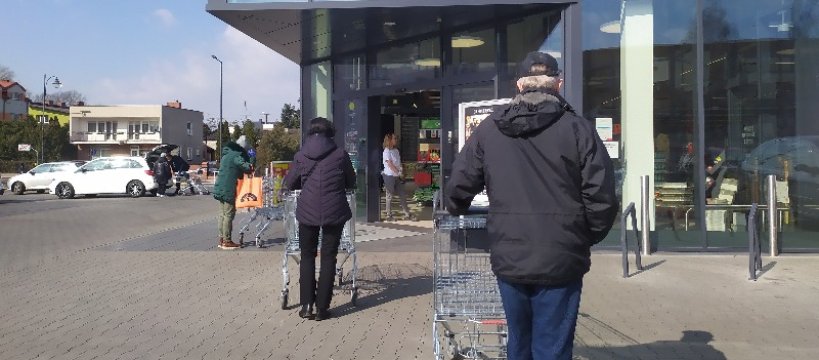 Kolejki przed sklepami na terenie Sochaczewa - czas świąt może je wydłużyć?