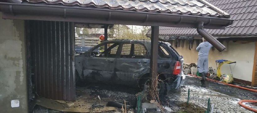 Pożar w Starym Dębsku - spłonął samochód i garaż 