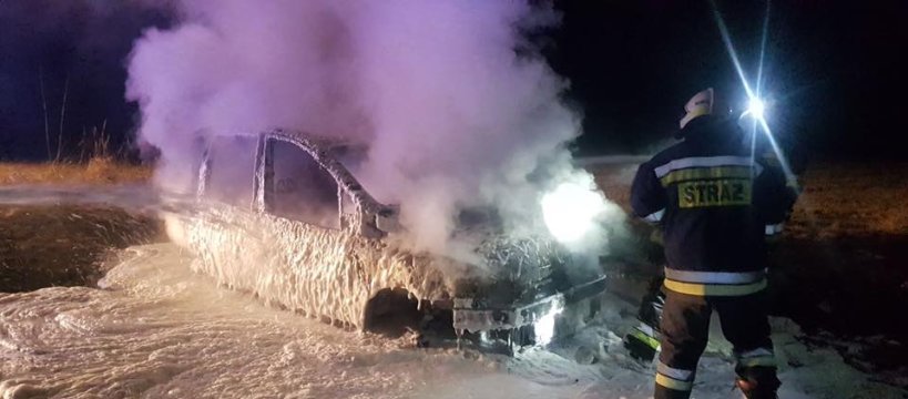 Pożar w Pawłowicach - auto spłonęło doszczętnie 