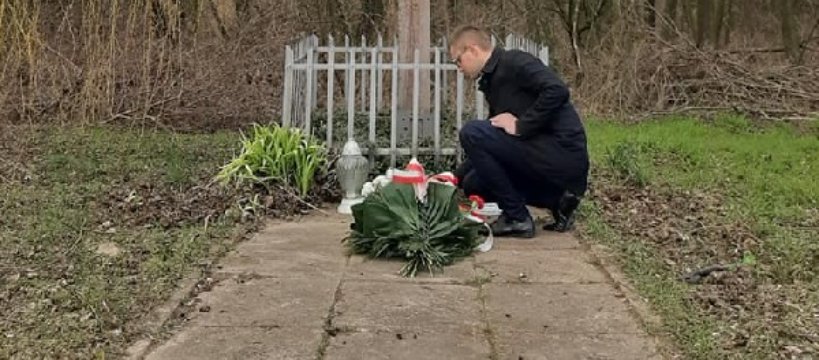 Damian Jaworski - wójt gminy Rybno oddał hołd żołnierzom w Bronisławach