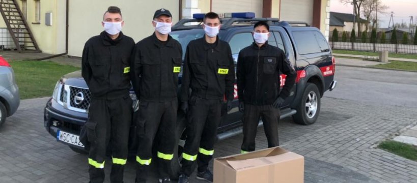 Strażacy z OSP w Paprotni rozdali pierwsze maseczki 