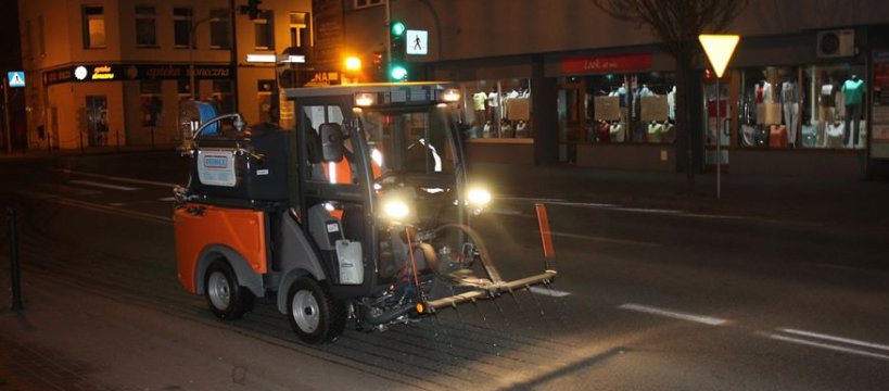 Nocą zdezynfekowano chodniki i alejki parkowe w centrum Sochaczewa