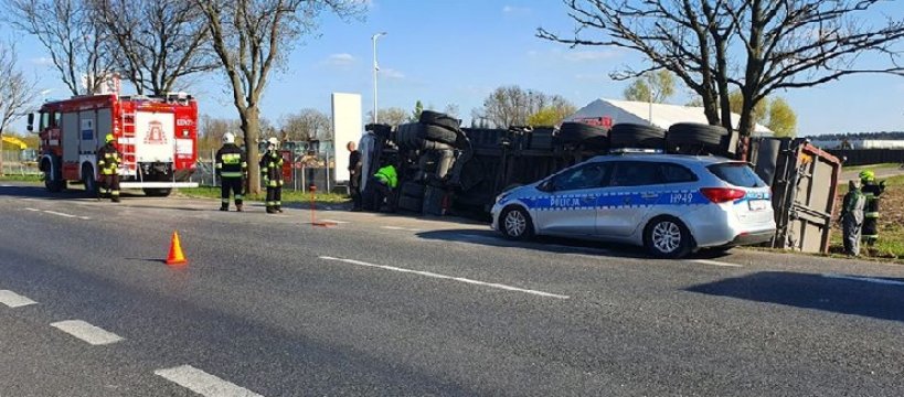 Ciężarówka wpadła do rowu na DK92 w miejscowości Topołowa 
