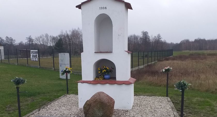 Brochów-Kolonia - zniszczyli kapliczkę 