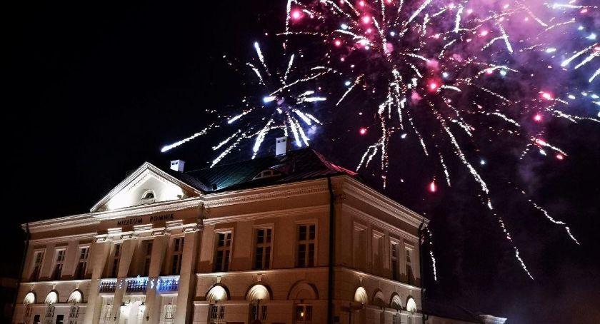 Godzina policyjna w sylwestra - będzie czy nie? Wyjaśniamy 