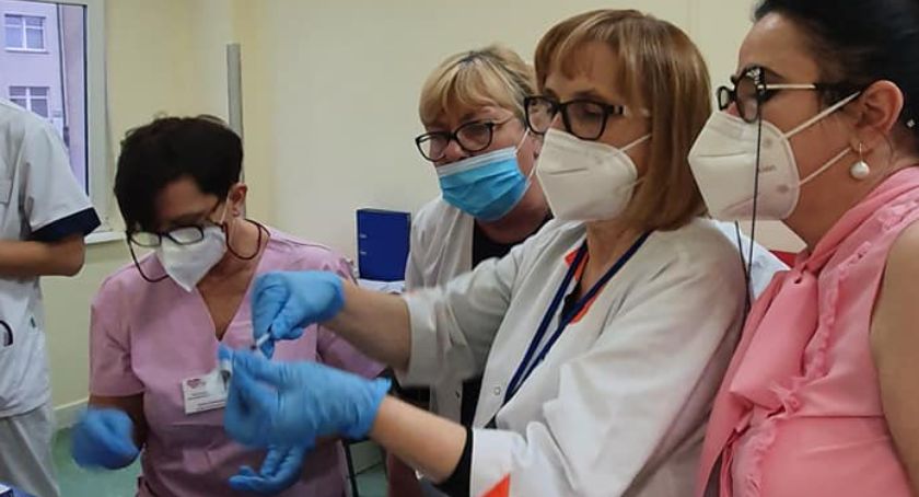 Szpital o szczepieniach przeciw COVID-19 - marnować dawki czy szczepić? 