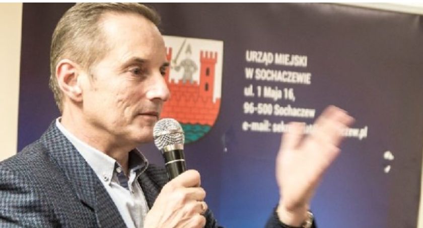 Burmistrz Piotr Osiecki odpowiada na pytania radnych o szczepienia przeciw COVID-19 