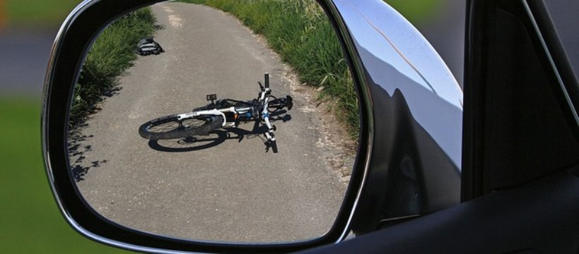 Zderzenie samochodu dostawczego z rowerzystą w Wólce Smolanej 