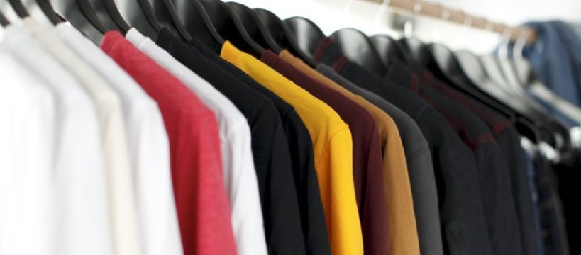Idealna koszulka na wycieczkę? Te kolory będą świetnym wyborem