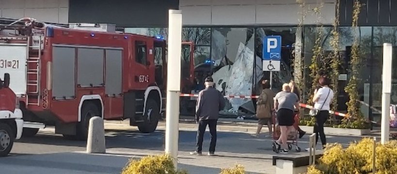 Auto staranowało witrynę sklepową w galerii handlowej                                  