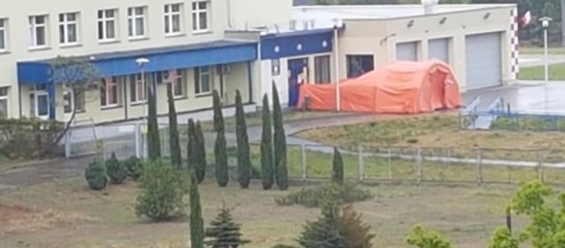 Namiot przy szpitalu - czy na pewno spełnia swoją funkcję?