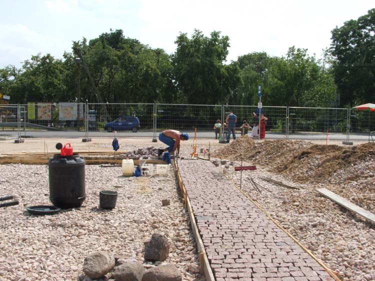 Granitowy cień ratusza na pl. Kościuszki
