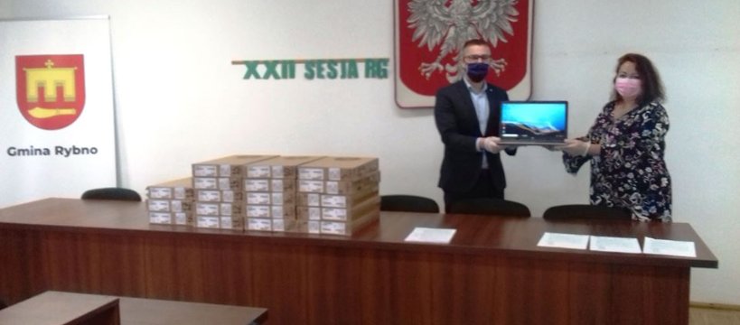Gmina Rybno przekazała 18 laptopów Szkole Podstawowej z Oddziałami Przedszkolnymi 