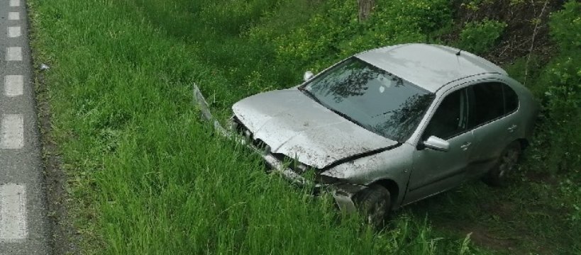 Samochód wpadł do rowu: jedna osoba została poszkodowana 