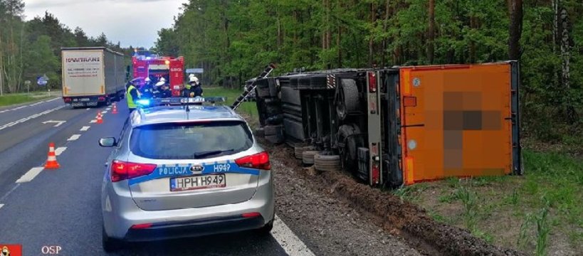 Ciężarówka wpadła do rowu na DK50 