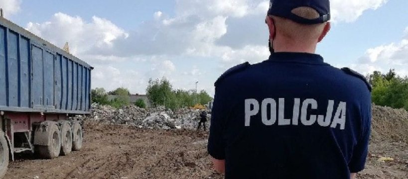 Zwozili śmieci i zakopywali je w ziemi 