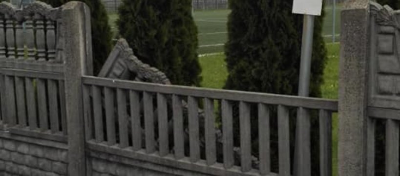 Szkoła Podstawowa w Kątach - wandale niszczą ogrodzenie 