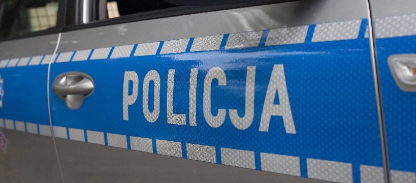 Ukradł dostawczego mercedesa i uderzył nim w latarnię