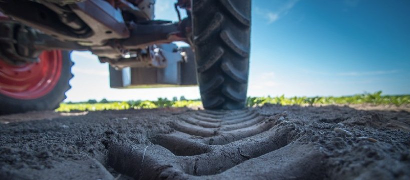 Dwukrotnie wjechał ciągnikiem rolniczym w dom - szuka go policja 