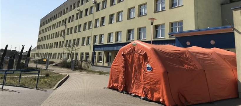 Dalsze wsparcie dla szpitala, w tym kolejny respirator