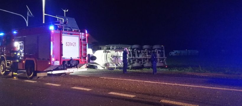 Żdżarów: ciężarówka wpadła do rowu 