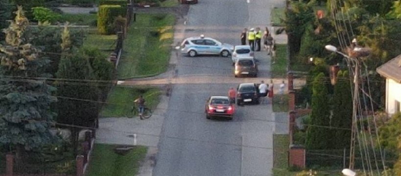 Dachowanie auta na Gawłowskiej - troje małych dzieci trafiło do szpitala