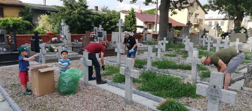  Prace porządkowe na terenie kwatery wojennej przy ul. Traugutta 