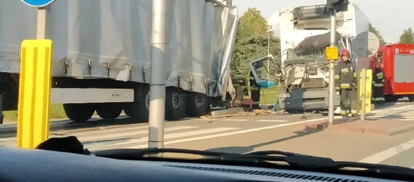 Zderzenie ciężarówek w Paprotni: utrudnienia w ruchu