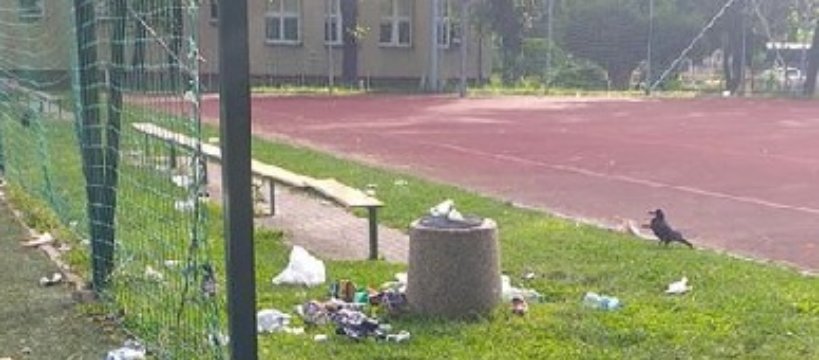 Boisko przy SP nr 2 - śmieci i brud