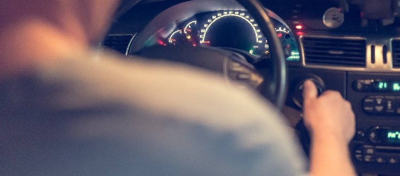 Jechał na podwójnym gazie: wiózł 6-letniego syna i poszukiwanego przez policję 16-latka