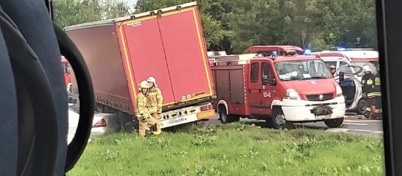 Zderzenie ciężarówki z osobówką w Paprotni