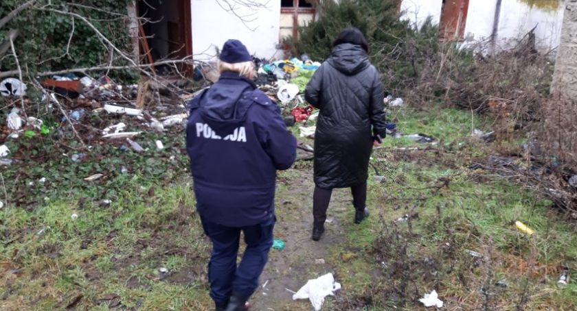 Bezdomni nocujący na klatkach i w pustostanach - policja interweniuje 