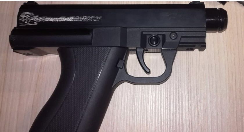 Pistolet, kusza i narkotyki - akcja zatrzymania podejrzanych w centrum miasta 