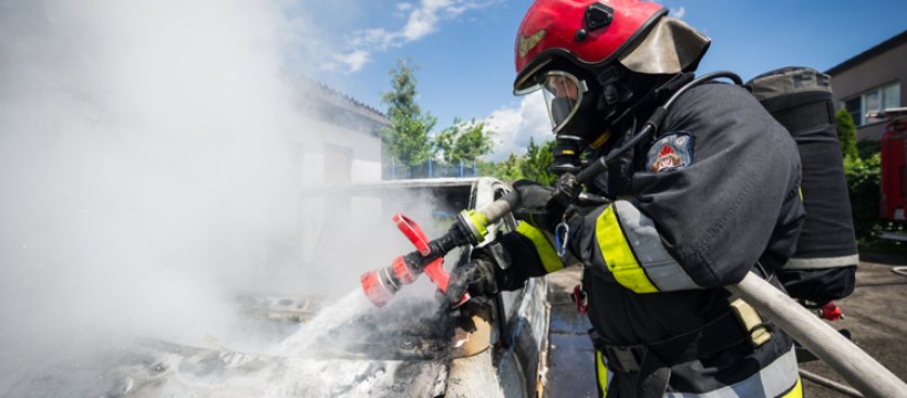 Pożar samochodu osobowego na jednej z posesji w Gawłowie 