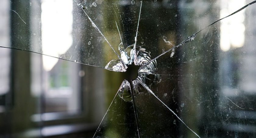 Korczaka - nastolatek wybił szybę podczas kłótni z dziewczyną 