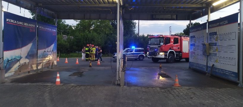 Wyciek niebezpiecznych substancji do Bzury - na miejscu pracują służby bezpieczeństwa