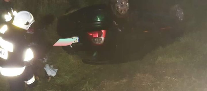 Dachowanie auta w Giżyczkach: jedna osoba trafiła do szpitala 