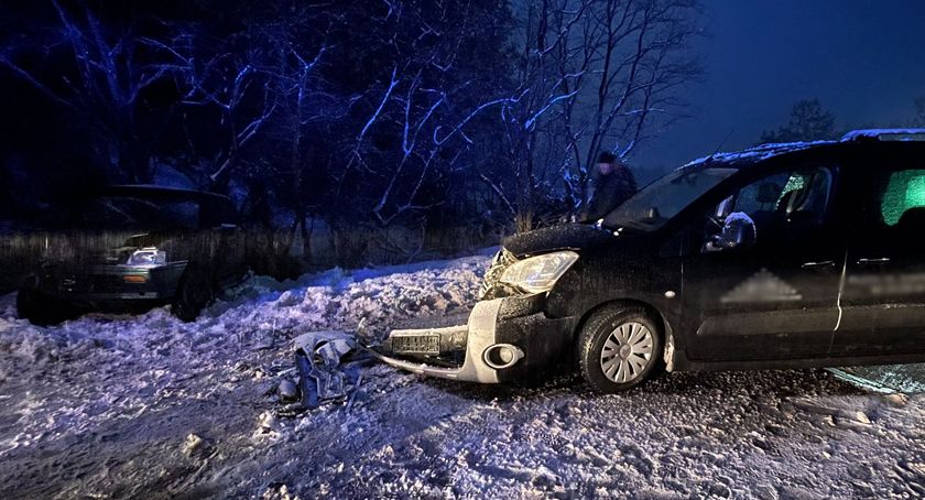 Straż z Sochaczewa podczas interwencji przy zderzeniu czołowym w Witkowicach