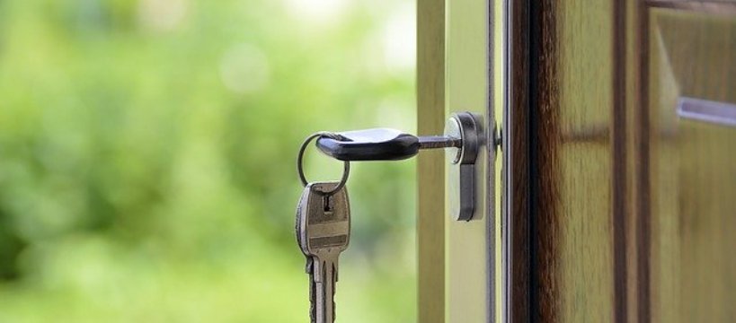 Uszkodził drzwi mieszkania w bloku w centrum miasta
